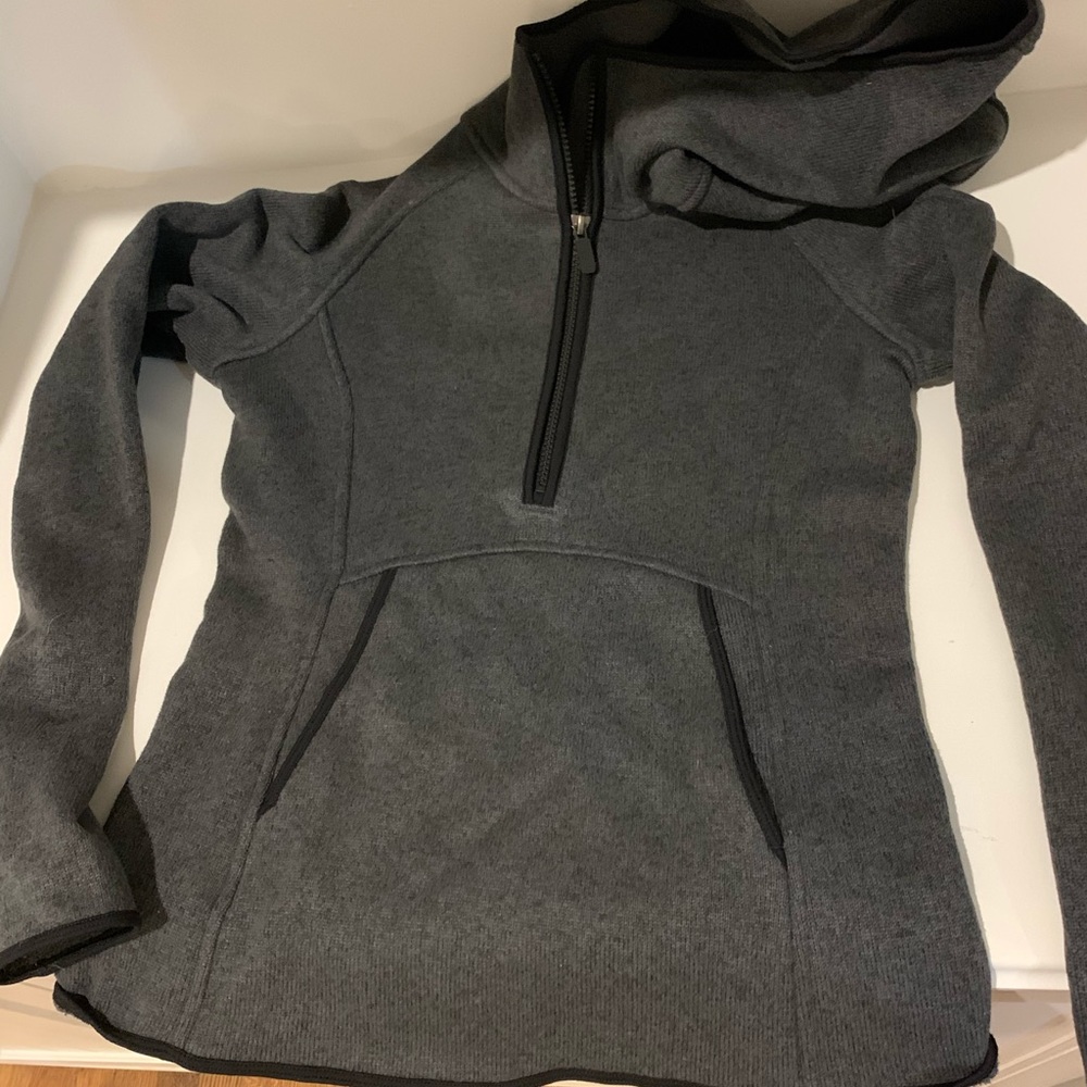Make offers! Great condition size 4 lulu pullover!